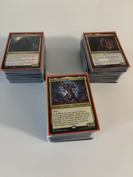 Magic: The Gathering (MTG) Commander Trilogia – 3 pelitestattua pakkaa