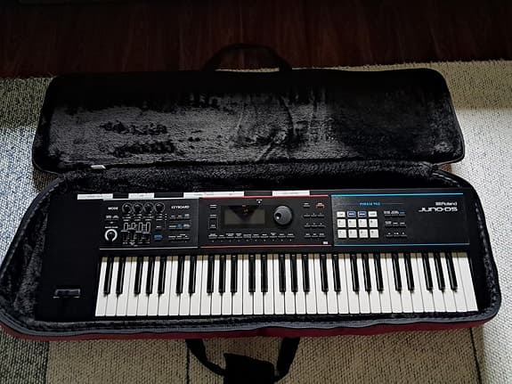 Roland Juno DS kosketinsoitin