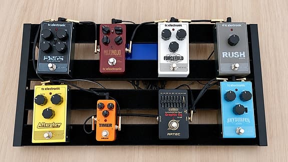 Myydään valmis kitaran pedalboard-kokonaisuus