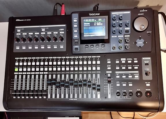 Tascam digitaalinen tallennin DP32SD / mikseri musta