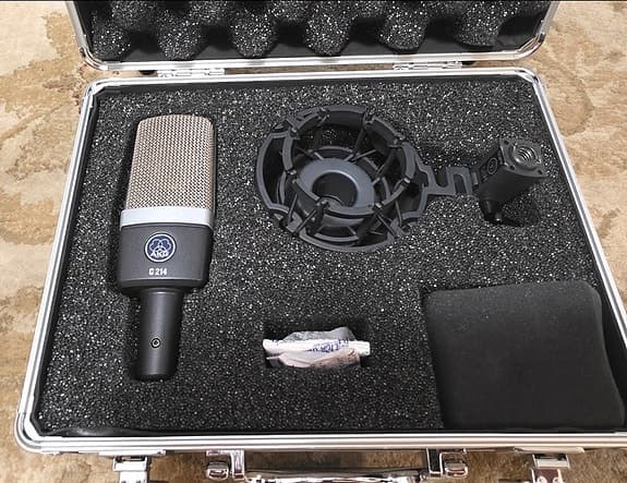 AKG C214 kondensaattorimikrofoni