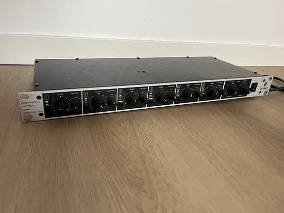 Myydään Behringer Professional Splitter/Mixer MX 602.
