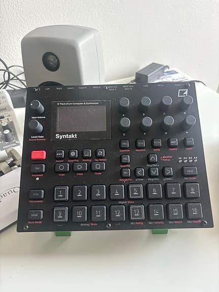 Elektron Syntakt rumpukone ja syntetisaattori