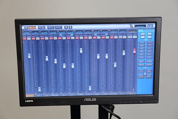 Soundcraft Ui24 lisänäytöllä ja AKG langattomalla mikki setillä - image 5