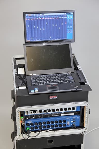 Soundcraft Ui24 lisänäytöllä ja AKG langattomalla mikki setillä