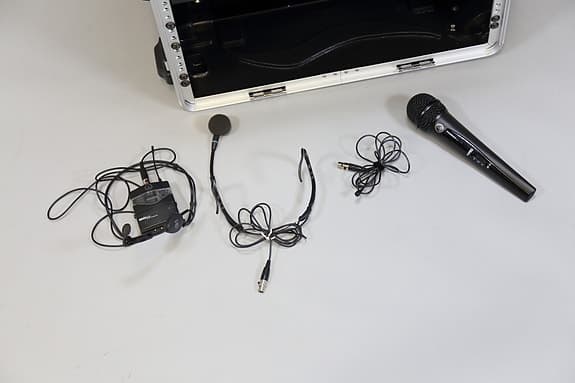 Soundcraft Ui24 lisänäytöllä ja AKG langattomalla mikki setillä - image 3