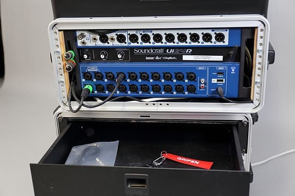 Soundcraft Ui24 lisänäytöllä ja AKG langattomalla mikki setillä - image 4