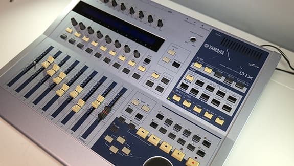 Yamaha 01X digitaalimikseri sekä äänikortti (firewire)