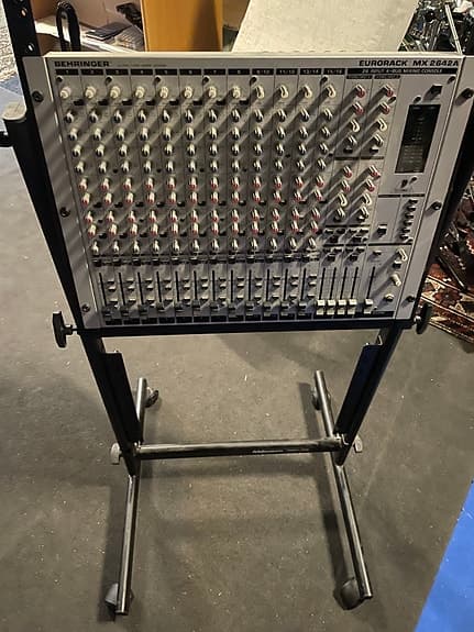 Behringer Eurorack MX 2642A mikseri