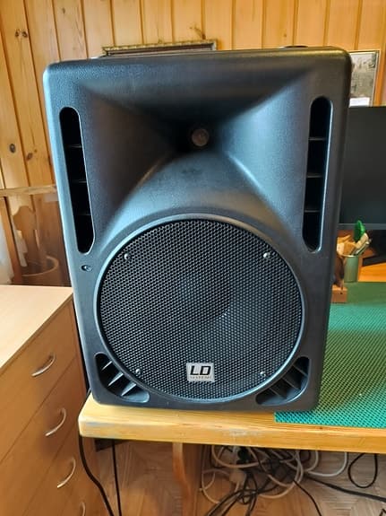 Kaksi kuvan mukaista 300w kaiutinta ja syntikka