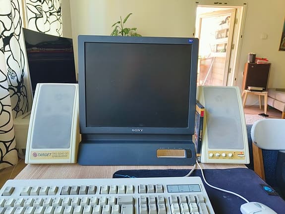Retrot isot tietokonekaiuttimet Target TRG-S240-3D