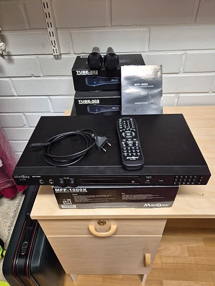 Karaokesoitin Madboy MFP-1000X, mikrofonit, johdot, levyjä