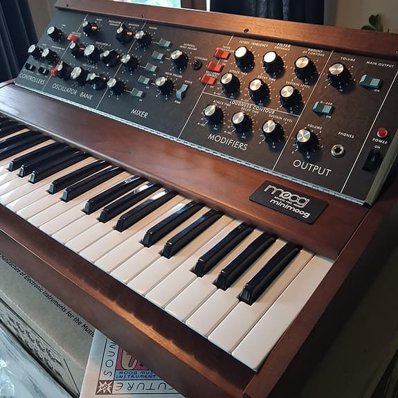 Myydään Moog Minimoog Model D erinomaisessa / uudenveroisessa kunnossa.