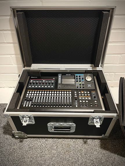 Tascam Portastudio DP24 flight case - laukussa