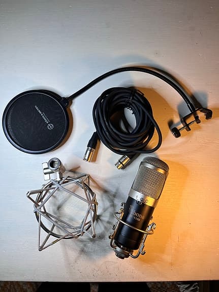 the t.bone SC 1100 + shock mount + pop-filtteri + XLR-kaapeli