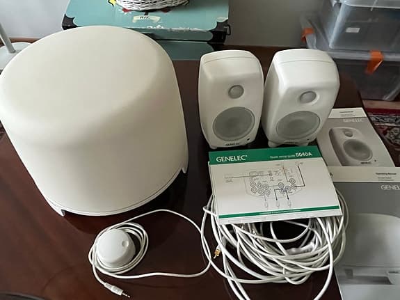 Genelec 6010A kaiutinpari + 5040A subwoofer (Valkoinen, upea kunto!)