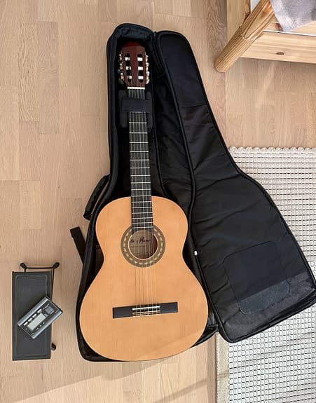 Santos y Mayor GSM 9B Classical Guitar + GEWA Case + Stand + Tuner