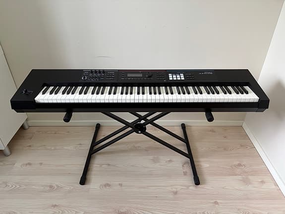 Roland Juno-DS88 syntetisaattori sähköpiano