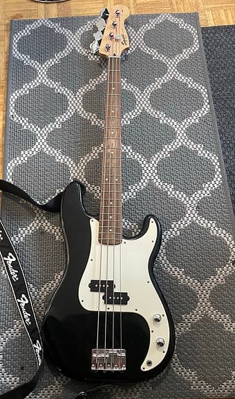 Fender Precision -tyylinen sähköbasso musta