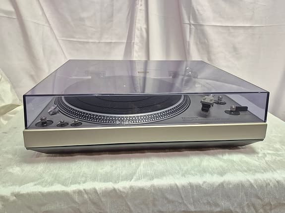 Technics SL-1300 täysautomaattinen vinyylisoitin