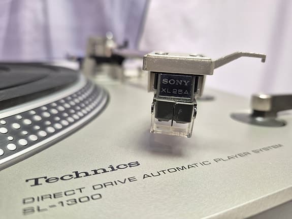 Technics SL-1300 täysautomaattinen vinyylisoitin - image 4