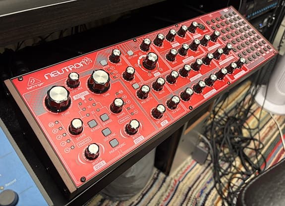 Behringer Neutron semi-modulaarinen analogisyntetisaattori