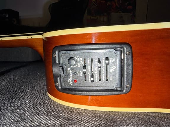 Elektroakustinen teräskielinen kitara leikkauksella - image 2