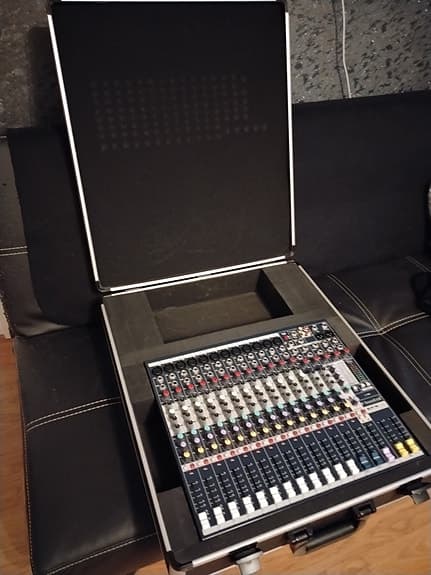 Soundcraft EFX12 mikseri