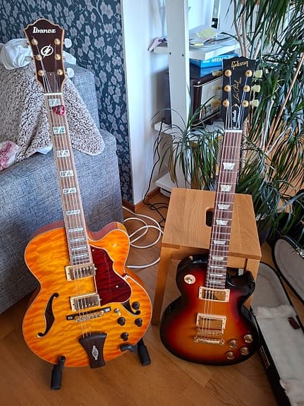 Gibson Les Paul Studio 2008 (1050€) ja Ibanez AF-125 Artcore (500€)
