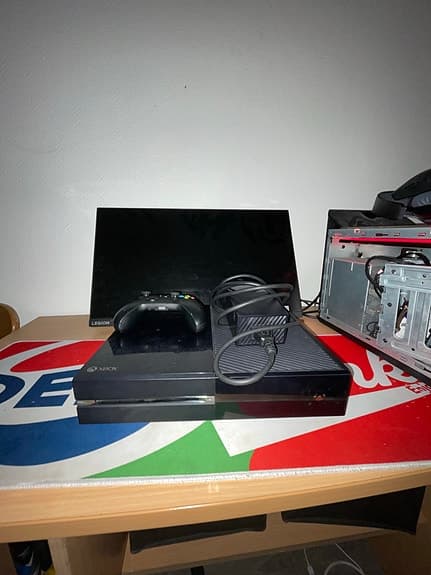 Xbox One 500 GB + ohjain + virtajohto + HDMI