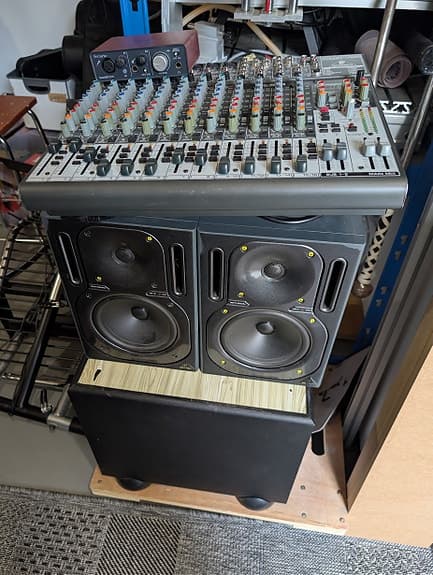 Kotistudio: Behringer Truth, mikseri, subbari, Focusrite ym.
