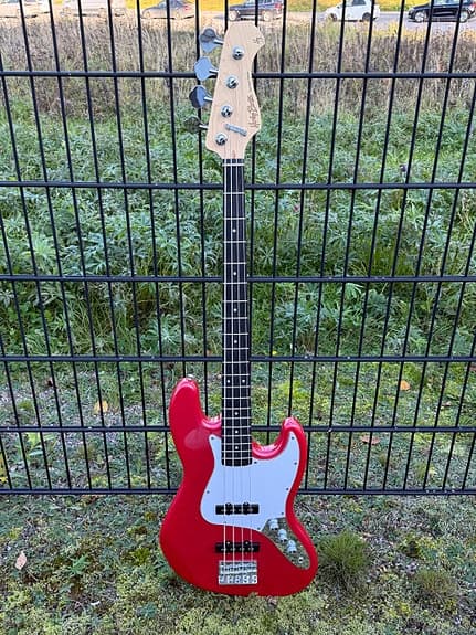Harley Benton Bass Guitar – 4-kielinen sähköbasso, hyvässä kunnossa