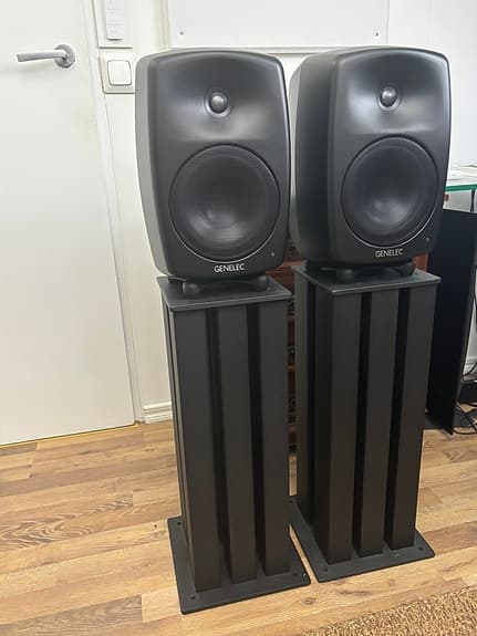 Uudenveroiset mustat Genelec 8340A:t tukevilla jalustoilla