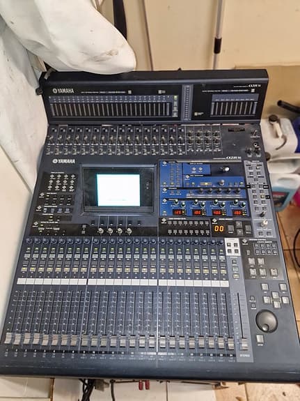 Yamaha 02R96 digitaalimikseri + MB02R96 -mittaritsilta
