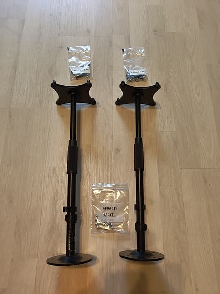 2x Genelec 8000-425B pöytäjalusta + Genelec Z8030-408 adapteri