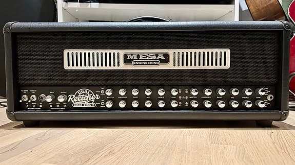 Mesa Boogie Road King 2 -vahvistin ja 4x12 Road King kaappi