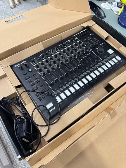 Roland TR-8S rumpukone / groovebox musta