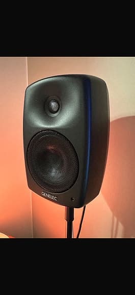 Genelec G3 aktiivikaiuttimet ja Yamaha vahvistin