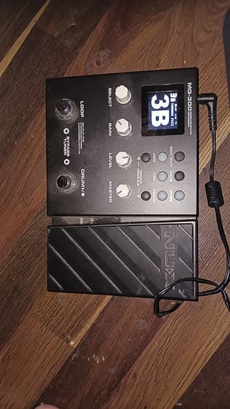 Nux MG-300 multiefekti pedaalilla