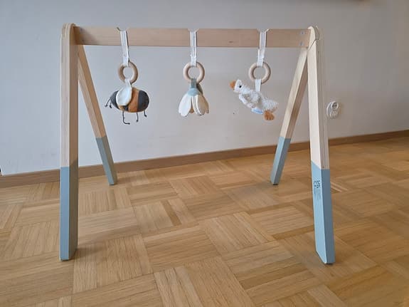 Little Dutch Baby Gym puinen leikkikaari leluilla