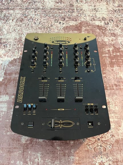 Numark DM3000X DJ-mikseri musta