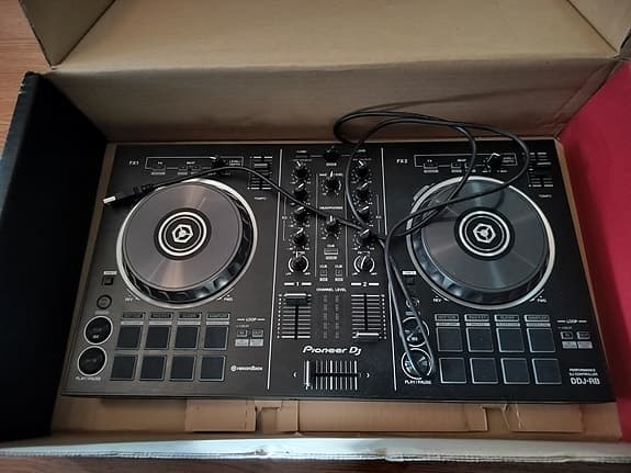Pioneer DDJ-RB DJ-kontrolleri + käyttämätön Pioneer-laukku (Alkuperäispakkaus)