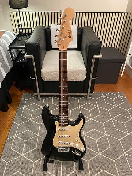 Squier by Fender Stratocaster sähkokitara musta