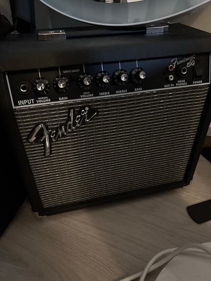 Squier Stratocaster sähkokitara musta