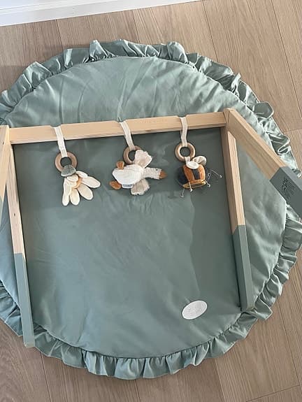 Little Dutch puinen babygymi leluilla ja Petite Cherie leikkialustalla