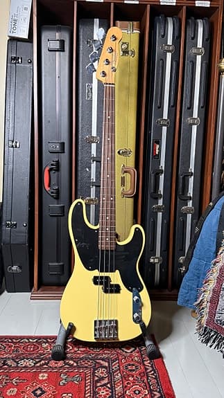 Fender Mike Dirnt Signature Precision Bass (MX) sähköbasso keltainen