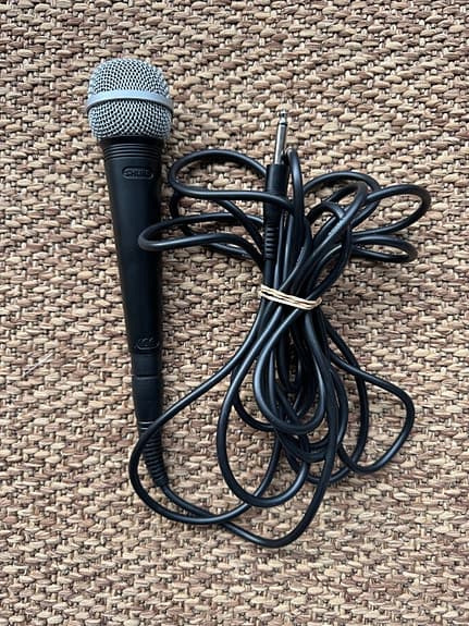 Shure dynaaminen mikrofoni johdolla