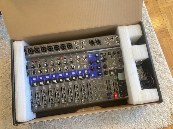 Zoom LiveTrak L-12 mixer