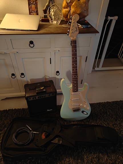 Squier Stratocaster -sähkökitarasetti vahvistimella ja tarvikkeilla.
