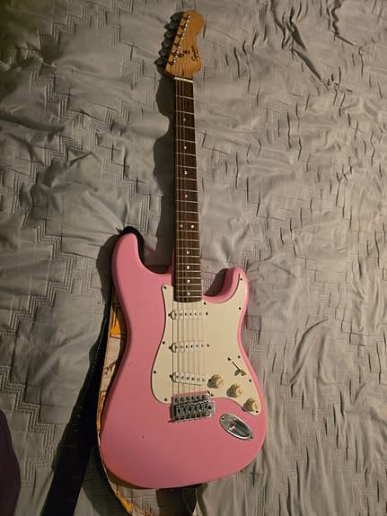 Pinkki Squier Mini Stratocaster sähkökitara